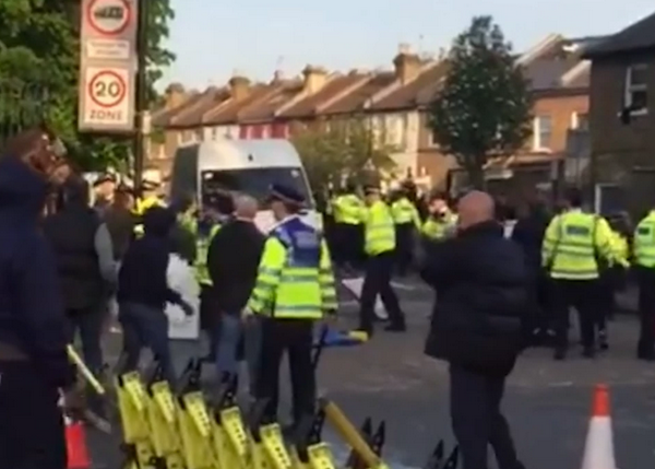 CĐV Spurs và Ajax hỗn chiến, cảnh sát phải dùng đến điều này để ngăn cản - Bóng Đá