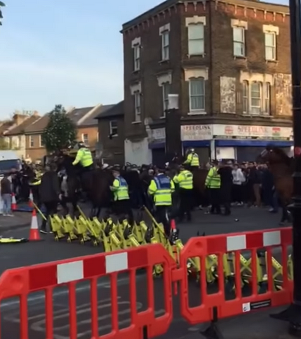 CĐV Spurs và Ajax hỗn chiến, cảnh sát phải dùng đến điều này để ngăn cản - Bóng Đá