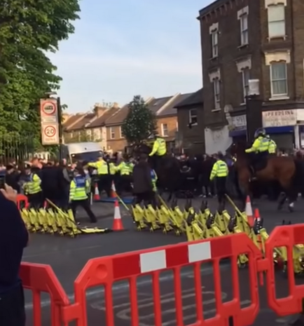 CĐV Spurs và Ajax hỗn chiến, cảnh sát phải dùng đến điều này để ngăn cản - Bóng Đá