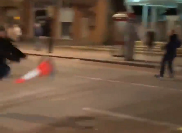 CĐV Spurs và Ajax hỗn chiến, cảnh sát phải dùng đến điều này để ngăn cản - Bóng Đá