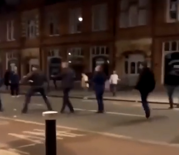 CĐV Spurs và Ajax hỗn chiến, cảnh sát phải dùng đến điều này để ngăn cản - Bóng Đá