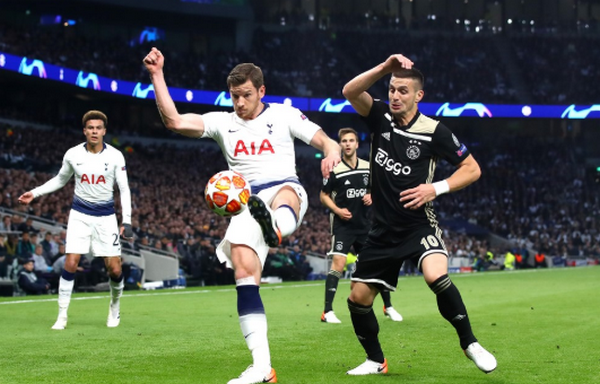 CĐV Spurs và Ajax hỗn chiến, cảnh sát phải dùng đến thứ này để ngăn cản - Bóng Đá
