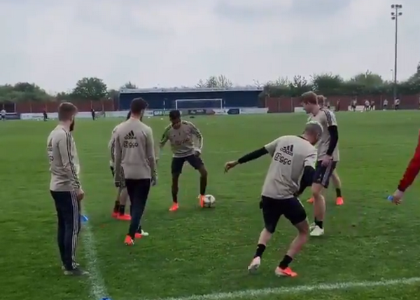 Ở lại nước Anh, Ajax tập luyện ở nơi khó ngờ - Bóng Đá