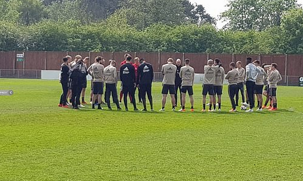 Ở lại nước Anh, Ajax tập luyện ở nơi khó ngờ - Bóng Đá