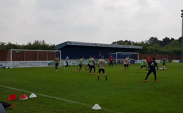 Ở lại nước Anh, Ajax tập luyện ở nơi khó ngờ - Bóng Đá
