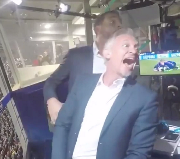 Messi sút phạt thần sầu, huyền thoại Man United phản ứng khó tin - Bóng Đá