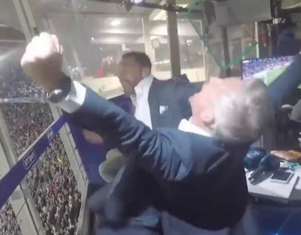 Messi sút phạt thần sầu, huyền thoại Man United phản ứng khó tin - Bóng Đá