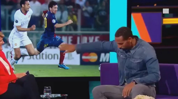 Messi sút phạt thần sầu, huyền thoại Man United phản ứng khó tin - Bóng Đá