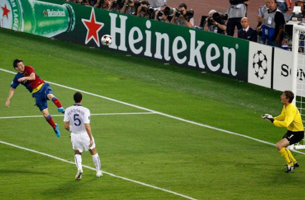 Messi sút phạt thần sầu, huyền thoại Man United phản ứng khó tin - Bóng Đá