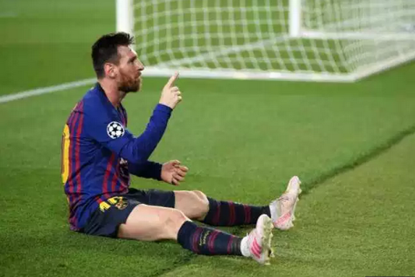 Messi sút phạt thần sầu, huyền thoại Man United phản ứng khó tin - Bóng Đá