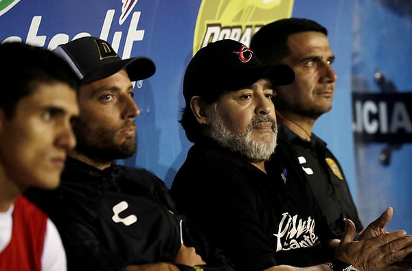 Hưởng lợi từ trọng tài, Maradona vẫn không thể đánh bại CLB bất bại - Bóng Đá
