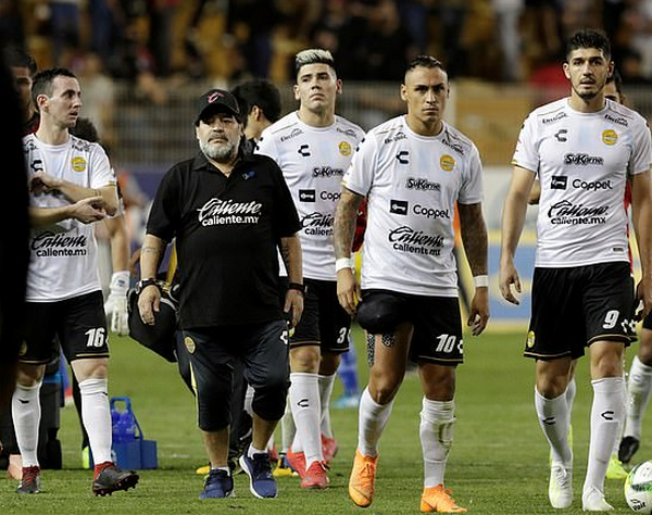 Hưởng lợi từ trọng tài, Maradona vẫn không thể đánh bại CLB bất bại - Bóng Đá