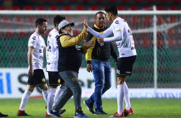 Hưởng lợi từ trọng tài, Maradona vẫn không thể đánh bại CLB bất bại - Bóng Đá