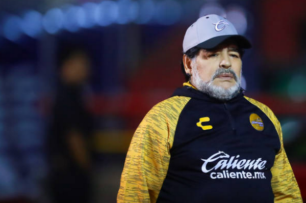 Hưởng lợi từ trọng tài, Maradona vẫn không thể đánh bại CLB bất bại - Bóng Đá