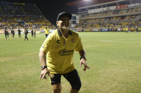 Một năm tại Mexico, 'Cậu bé vàng' Maradona đã thành 'Cậu bé bạc' - Bóng Đá