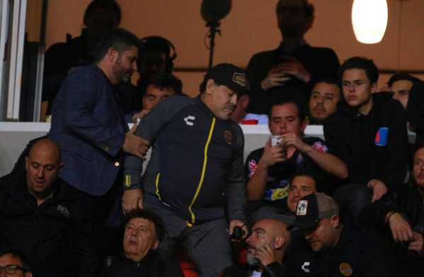 Một năm tại Mexico, 'Cậu bé vàng' Maradona đã thành 'Cậu bé bạc' - Bóng Đá