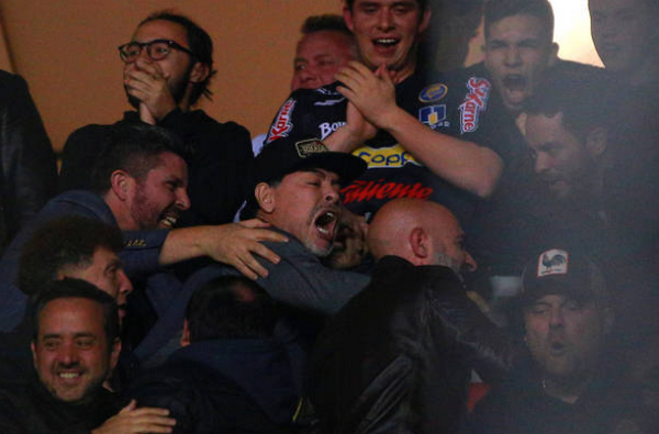 Một năm tại Mexico, 'Cậu bé vàng' Maradona đã thành 'Cậu bé bạc' - Bóng Đá