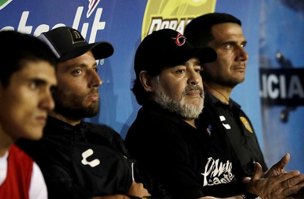 Một năm tại Mexico, 'Cậu bé vàng' Maradona đã thành 'Cậu bé bạc' - Bóng Đá