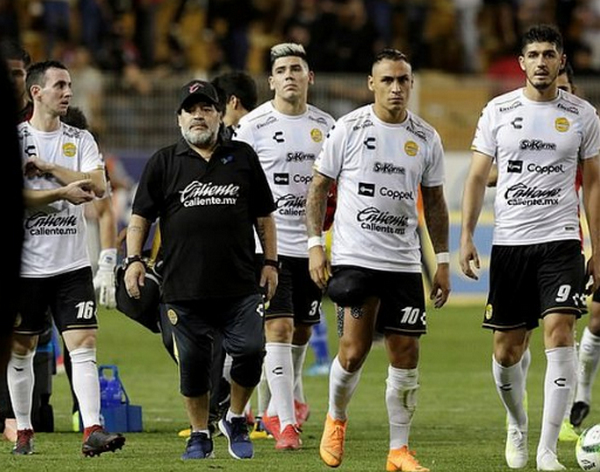 Một năm tại Mexico, 'Cậu bé vàng' Maradona đã thành 'Cậu bé bạc' - Bóng Đá