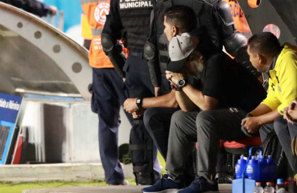 Một năm tại Mexico, 'Cậu bé vàng' Maradona đã thành 'Cậu bé bạc' - Bóng Đá