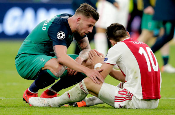 Trong lúc đồng đội ăn mừng, có một ngôi sao Tottenham không tham gia - Bóng Đá