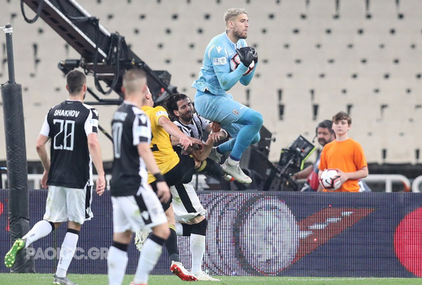 Đây! Màn nâng cúp 'tồi tệ' nhất của bóng đá Châu Âu mùa này (PAOK) - Bóng Đá