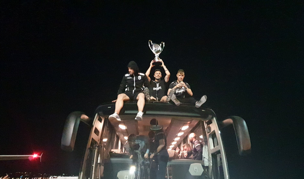 Đây! Màn nâng cúp 'tồi tệ' nhất của bóng đá Châu Âu mùa này (PAOK) - Bóng Đá