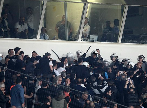 Đây! Màn nâng cúp 'tồi tệ' nhất của bóng đá Châu Âu mùa này (PAOK) - Bóng Đá