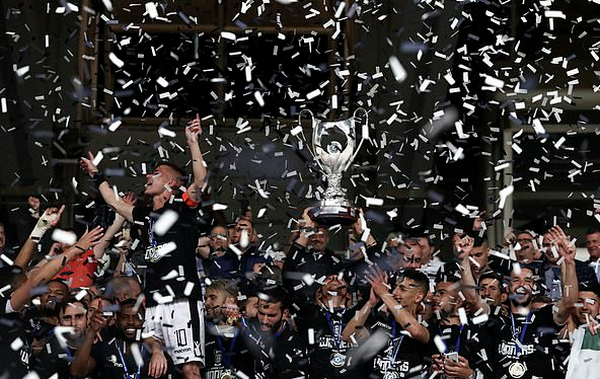 Đây! Màn nâng cúp 'tồi tệ' nhất của bóng đá Châu Âu mùa này (PAOK) - Bóng Đá