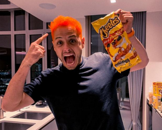 Choáng với mái đầu 'cam huỳnh quang' của cựu sao Man United (Chicharito) - Bóng Đá