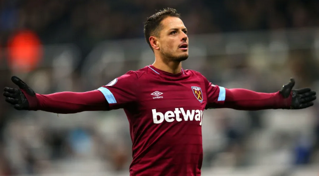 Choáng với mái đầu 'cam huỳnh quang' của cựu sao Man United (Chicharito) - Bóng Đá