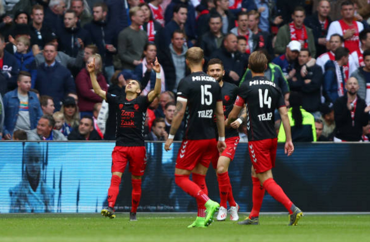 Ajax tiến gần chức vô địch - Bóng Đá