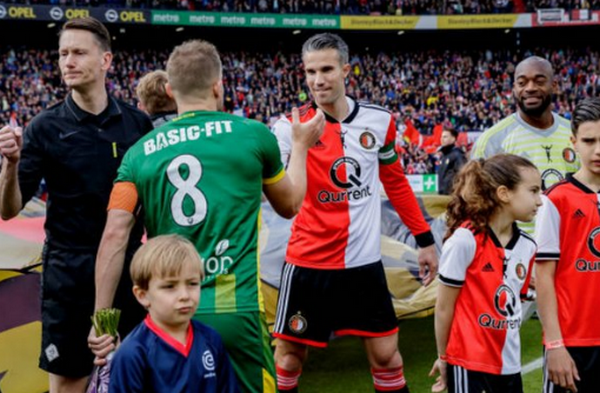 Đây! Chiếc áo Man United-Arsenal 'độc nhất vô nhị' của Van Persie - Bóng Đá