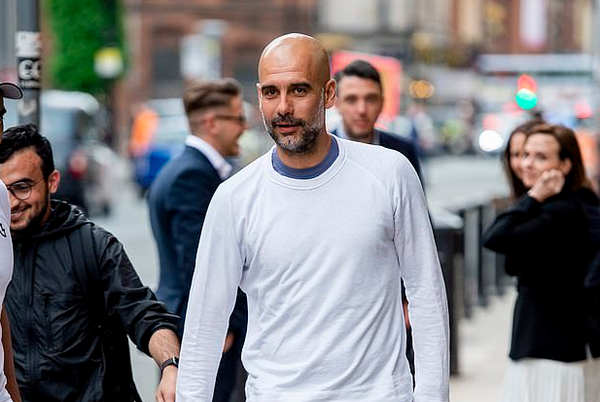 Trốn học trò, Pep Guardiola đi ăn cùng các cộng sự - Bóng Đá