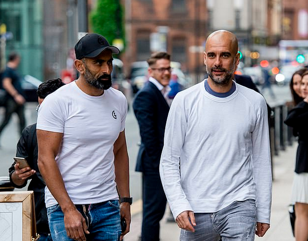 Trốn học trò, Pep Guardiola đi ăn cùng các cộng sự - Bóng Đá