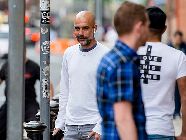 Trốn học trò, Pep Guardiola đi ăn cùng các cộng sự - Bóng Đá