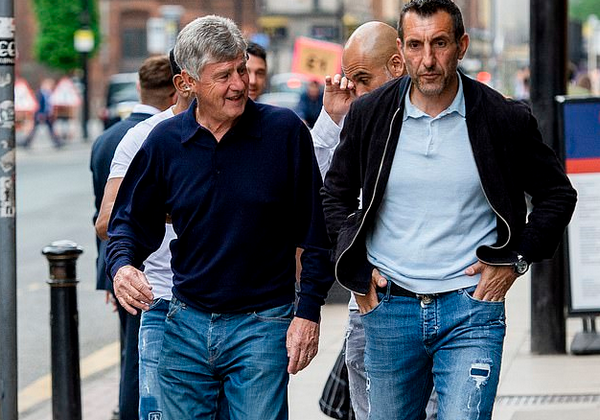 Trốn học trò, Pep Guardiola đi ăn cùng các cộng sự - Bóng Đá