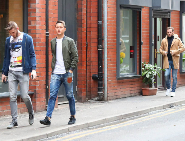 Trốn học trò, Pep Guardiola đi ăn cùng các cộng sự - Bóng Đá