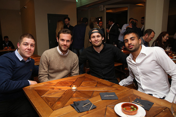 Trốn học trò, Pep Guardiola đi ăn cùng các cộng sự - Bóng Đá