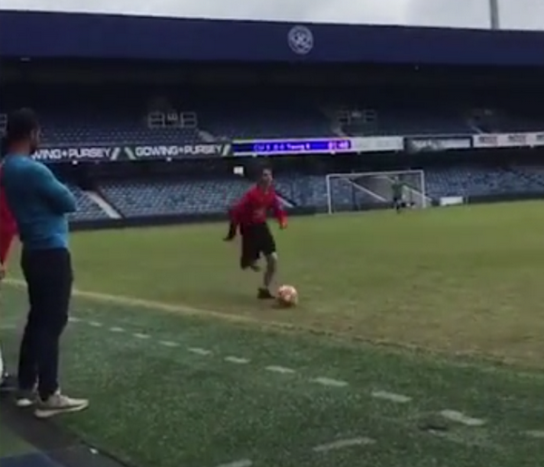 Mê Arsenal nhưng bị bắt mặc áo Man Utd, con trai Beckham hành động 'cực gắt' - Bóng Đá