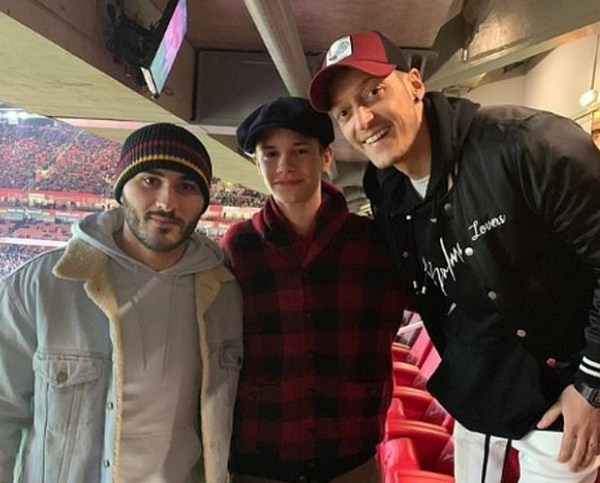 Mê Arsenal nhưng bị bắt mặc áo Man Utd, con trai Beckham hành động 'cực gắt' - Bóng Đá