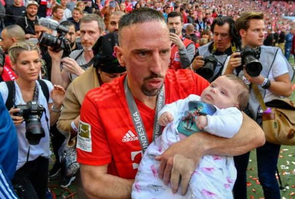 IQ vô cực, Ribery tránh 'tắm bia' bằng cách này - Bóng Đá
