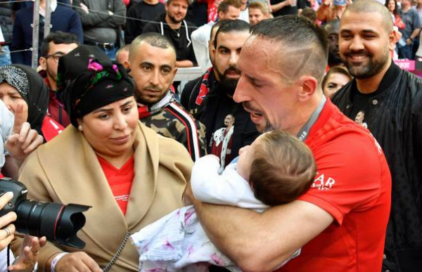 IQ vô cực, Ribery tránh 'tắm bia' bằng cách này - Bóng Đá
