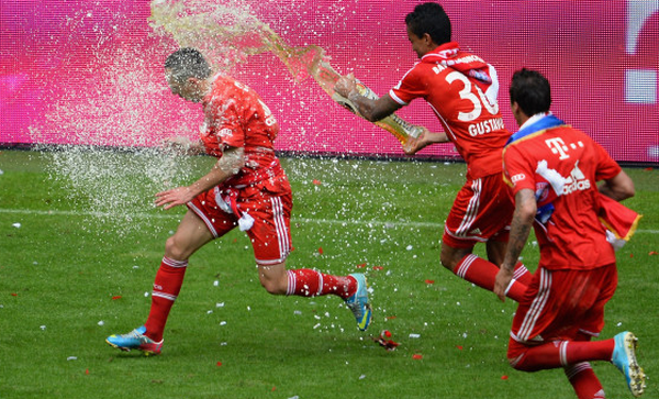 IQ vô cực, Ribery tránh 'tắm bia' bằng cách này - Bóng Đá