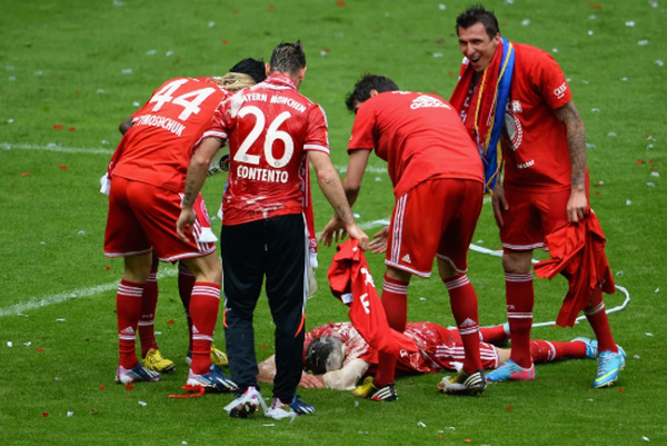 IQ vô cực, Ribery tránh 'tắm bia' bằng cách này - Bóng Đá
