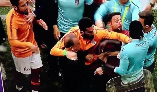 Adebayor bị xô ngã - Bóng Đá