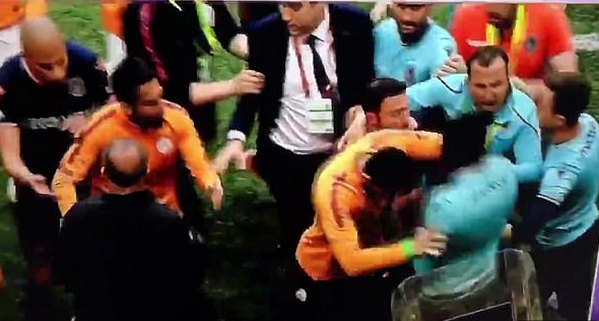 Adebayor bị xô ngã - Bóng Đá