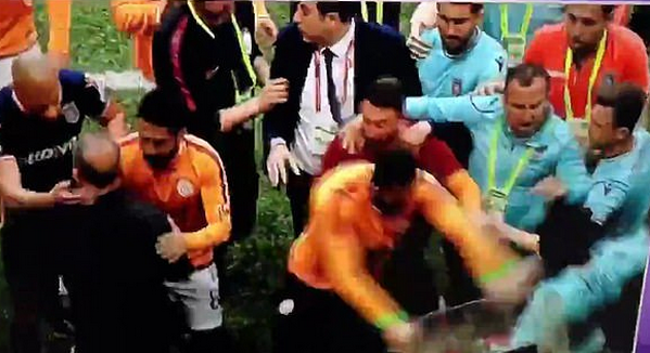 Adebayor bị xô ngã - Bóng Đá