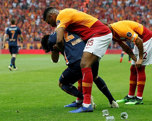 Adebayor bị xô ngã - Bóng Đá