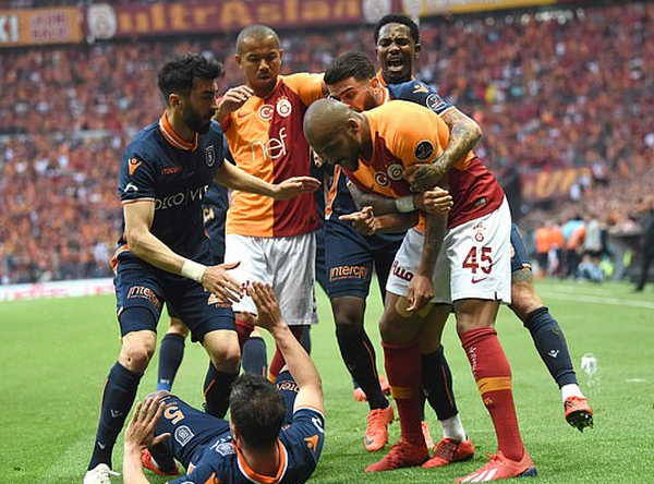 Adebayor bị xô ngã - Bóng Đá